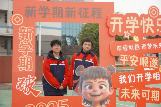 热血开启新副本，微笑托举新学期