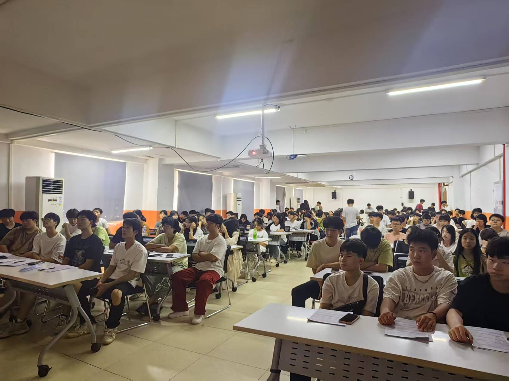 2024年高三学生开启顶岗实习之旅