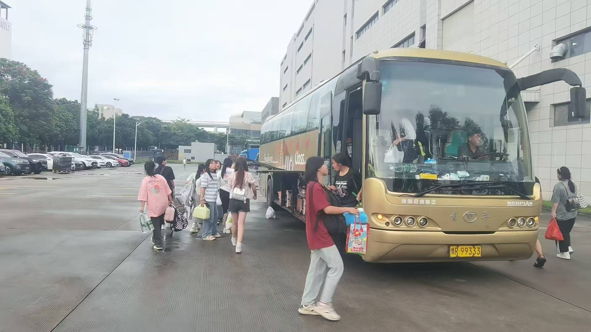 2024年高三学生开启顶岗实习之旅