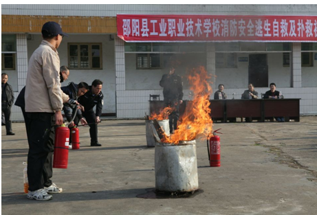 学校开展消防演练活动