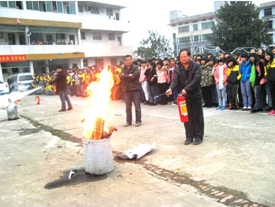 学校开展消防演练活动
