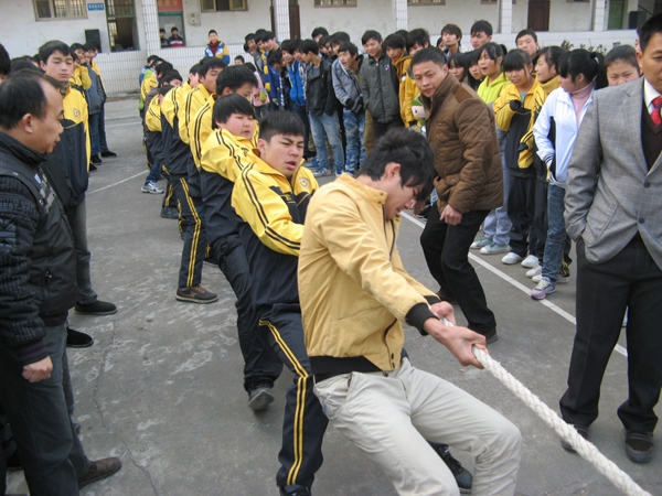 第二届体育节拔河比赛