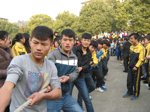 第二届体育节拔河比赛