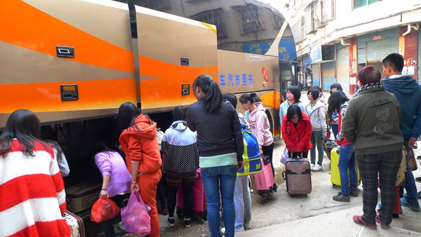 学生乘车去顶岗实习