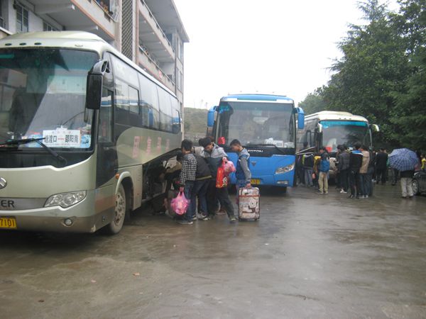 学生乘车去顶岗实习