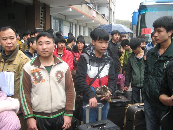 学生乘车去顶岗实习