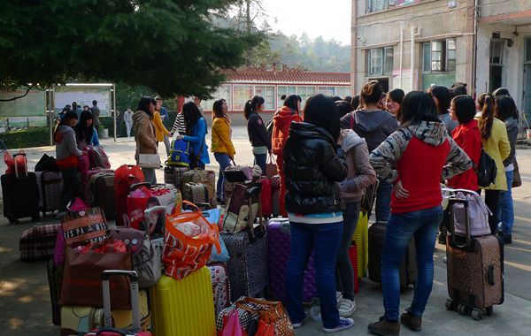 学生顶岗实习候车