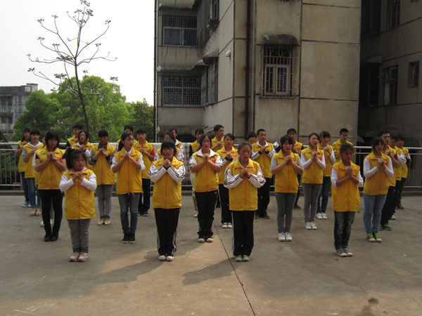 我校义工同学与县特殊学校学生开展联谊活动