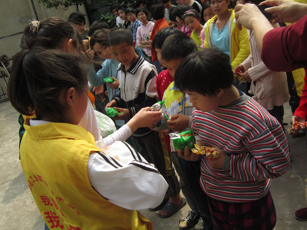 我校义工同学与县特殊学校学生开展联谊活动