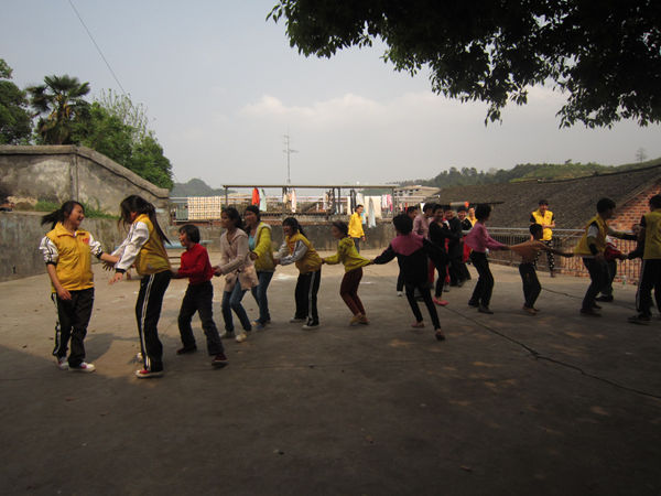 我校义工同学与县特殊学校学生开展联谊活动