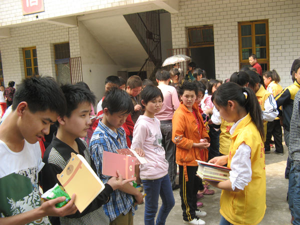 我校义工同学与县特殊学校学生开展联谊活动