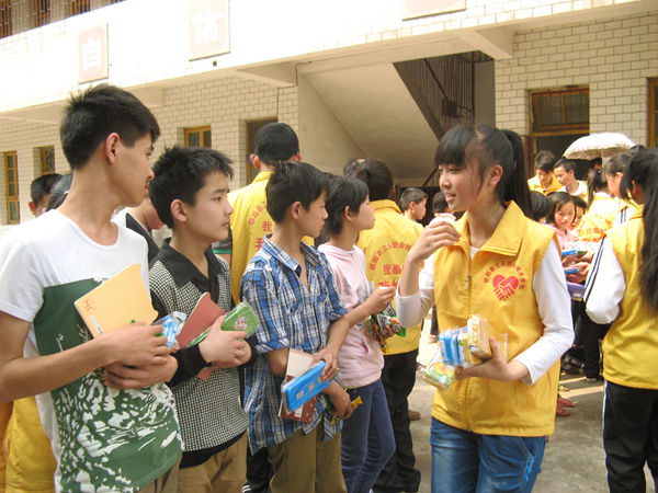 我校义工同学与县特殊学校学生开展联谊活动