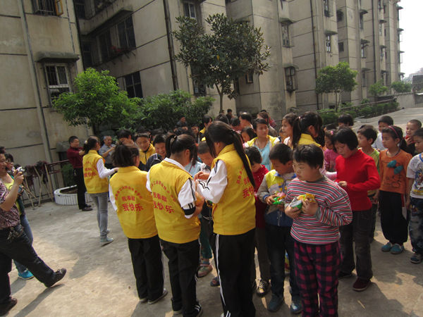 我校义工同学与县特殊学校学生开展联谊活动