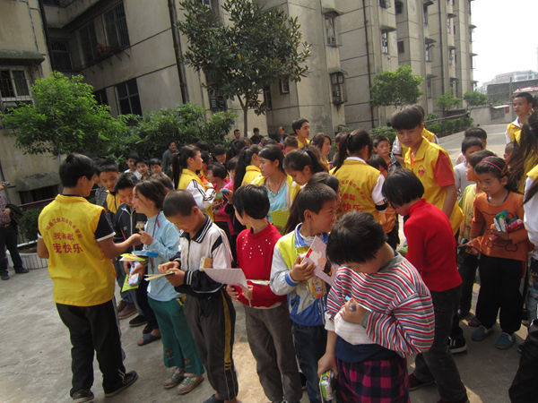 我校义工同学与县特殊学校学生开展联谊活动