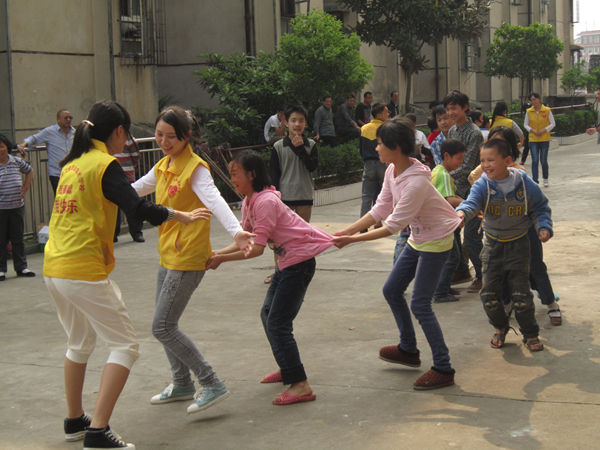 我校义工同学与县特殊学校学生开展联谊活动