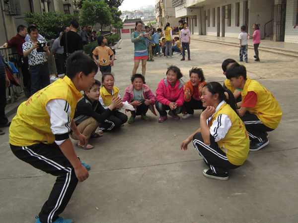 我校义工同学与县特殊学校学生开展联谊活动