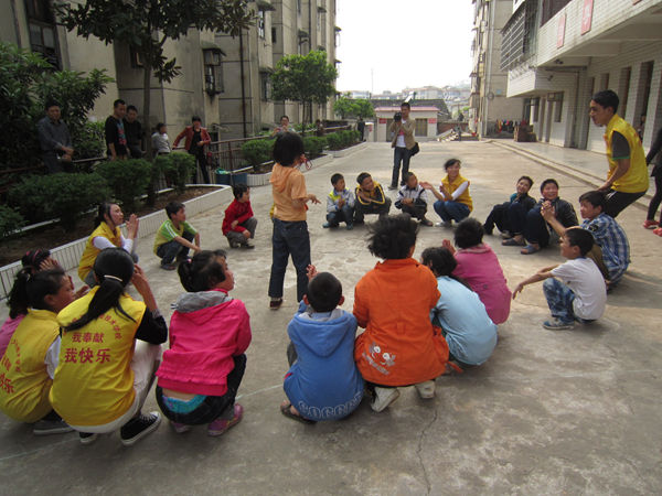 我校义工同学与县特殊学校学生开展联谊活动