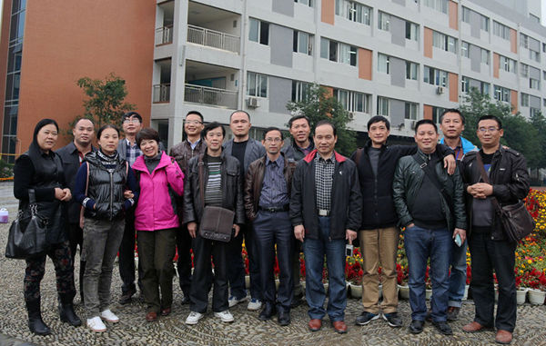 学校行政与教育局领导合影