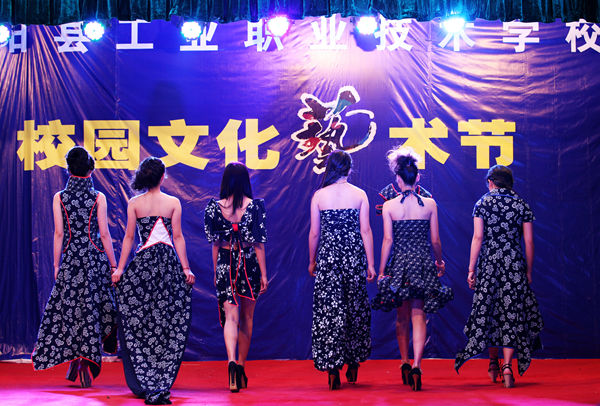 学生蓝印花布服装秀