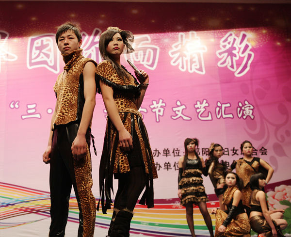 县汇演我校学生服装秀