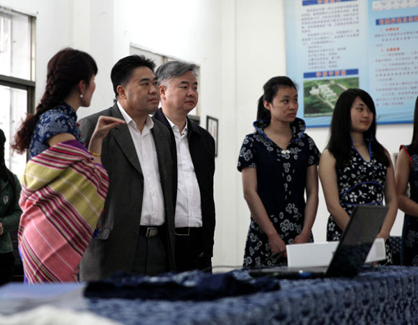 市县领导来校考察蓝印花布工作室