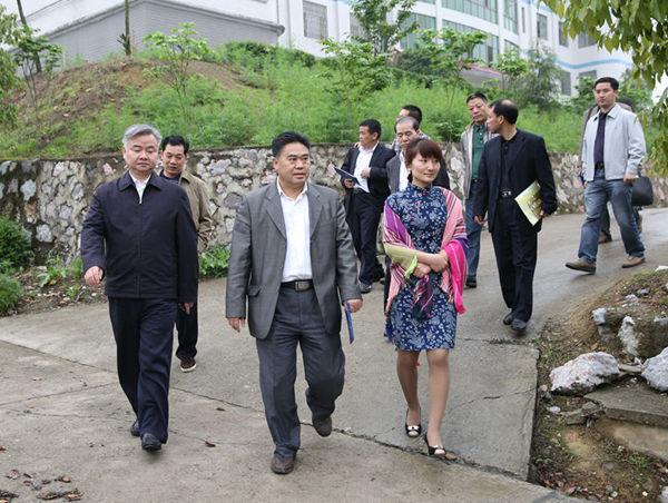 市县领导来校考察蓝印花布工作室