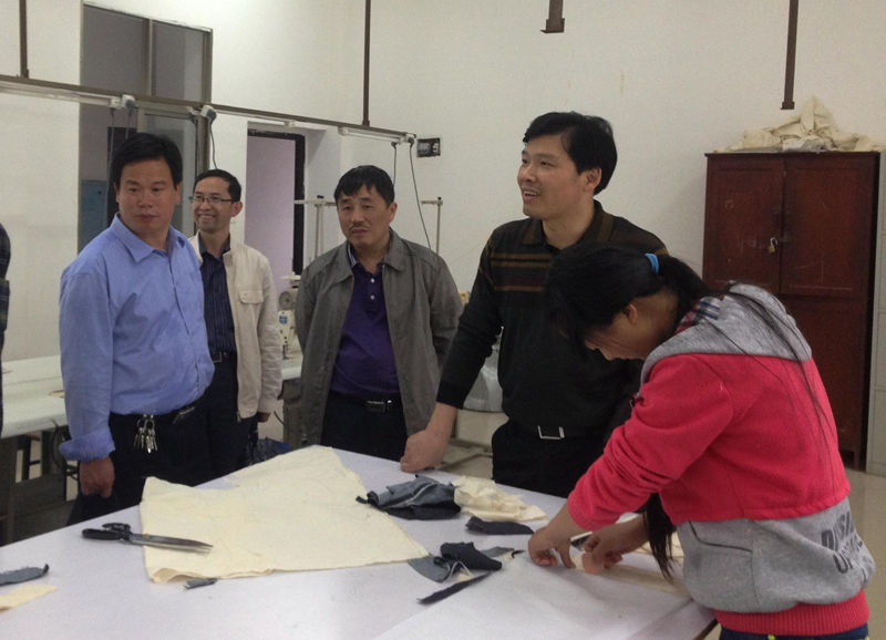 县领导冒雨视察学校