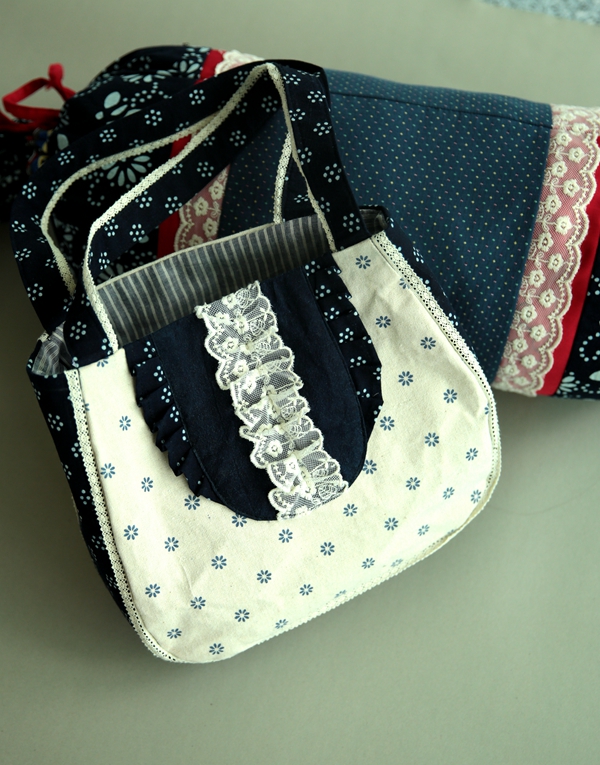 我校蓝印花布设计作品在武汉国际会展中心参展