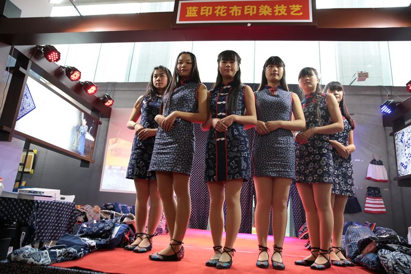 我校蓝印花布设计作品在武汉“非遗”大展中参展