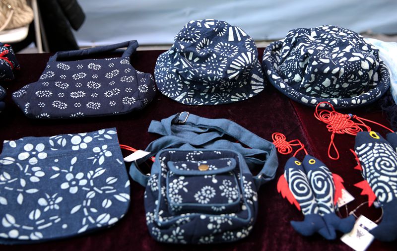 我校蓝印花布设计作品在武汉“非遗”大展中参展