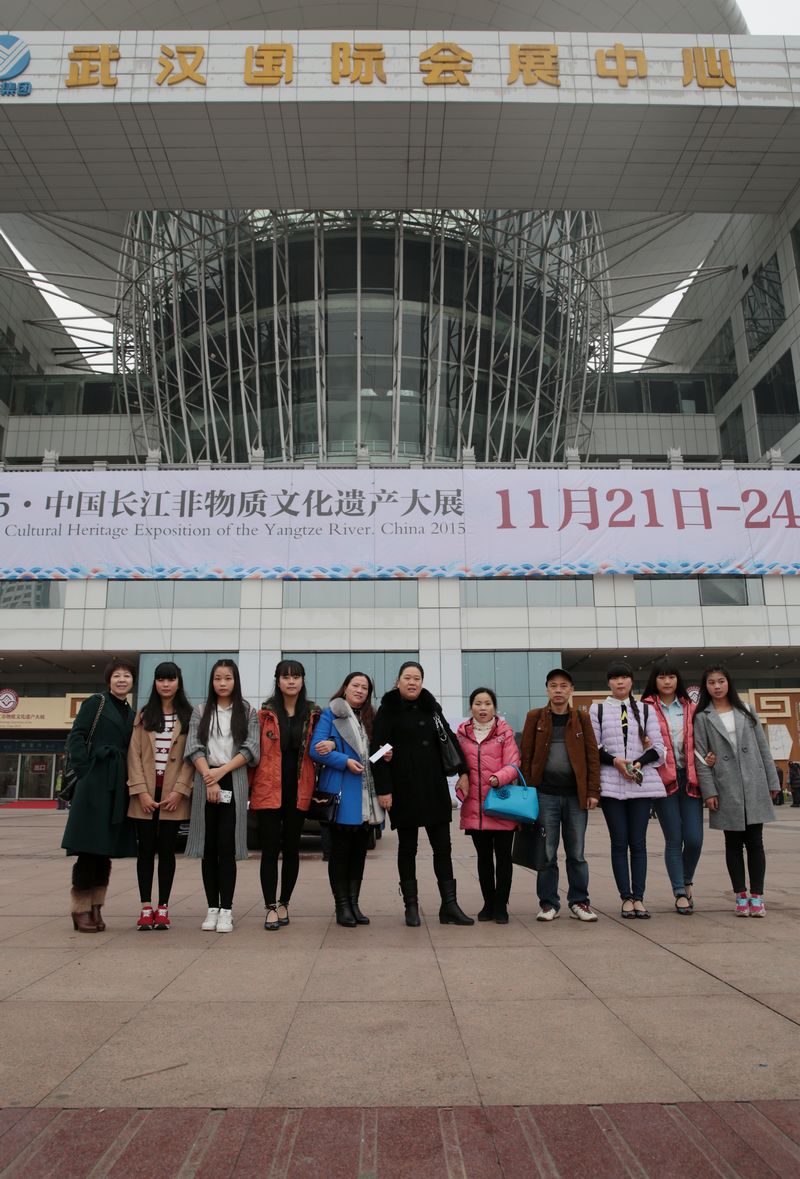 我校蓝印花布设计作品在武汉国际会展中心参展