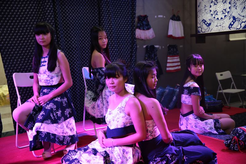 我校蓝印花布设计作品在武汉国际会展中心参展