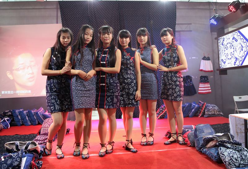 我校蓝印花布设计作品在武汉国际会展中心参展