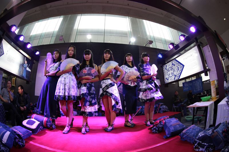 我校蓝印花布设计作品在武汉国际会展中心参展