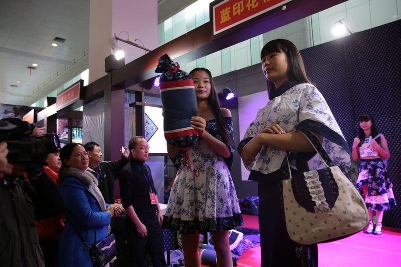 我校蓝印花布设计作品在武汉国际会展中心参展