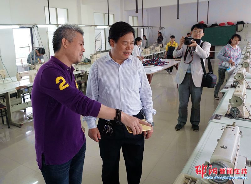 我校喜迎大学教授来校考察指导“蓝印花布”传承创新工作