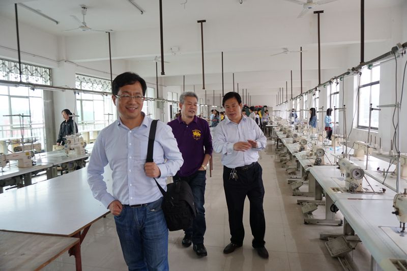 我校喜迎大学教授来校考察指导“蓝印花布”传承创新工作