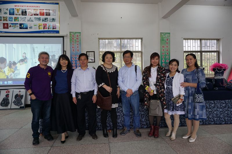我校喜迎大学教授来校考察指导“蓝印花布”传承创新工作