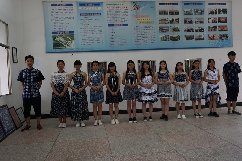 学生表演蓝印花布作品