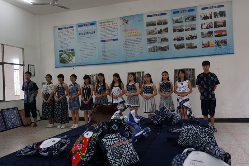 学生表演蓝印花布作品