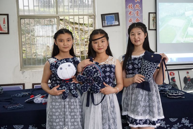 学生表演蓝印花布作品