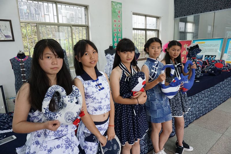 学生表演蓝印花布作品