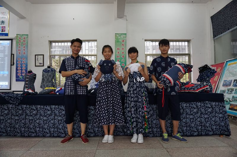 学生表演蓝印花布作品