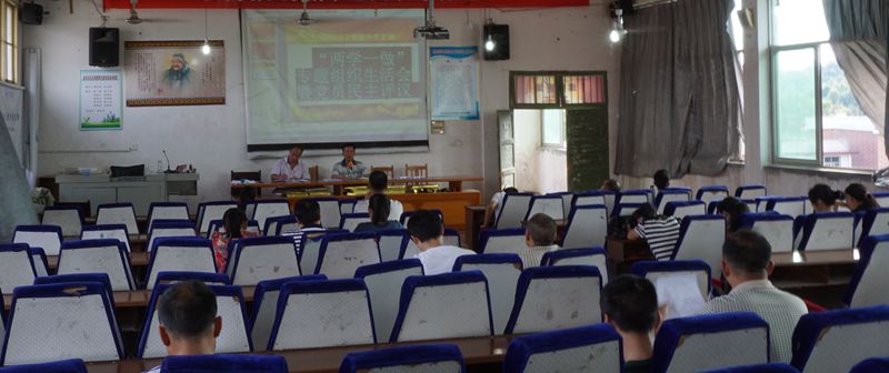 我校党员学习“讲规矩，守纪律”党课