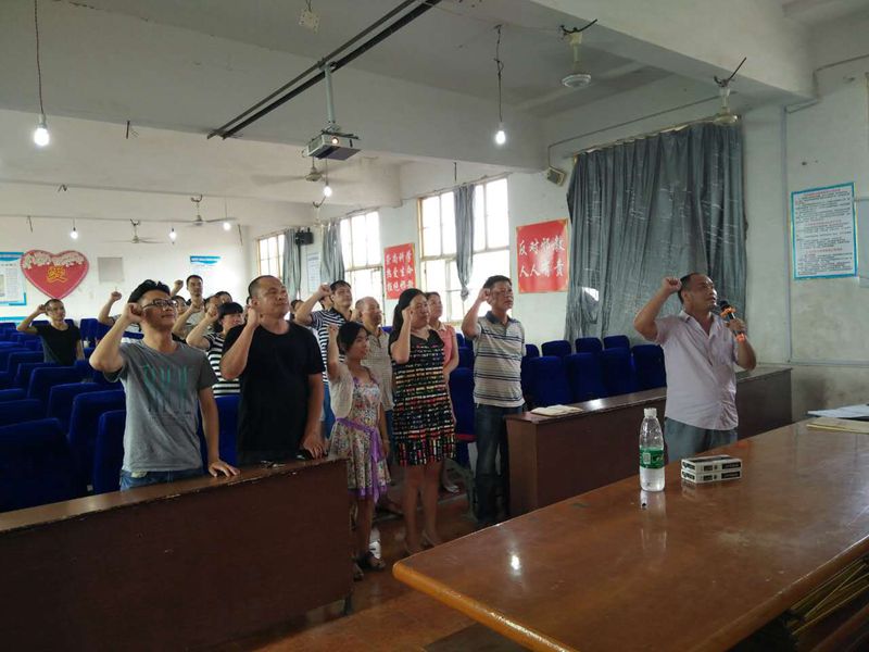 我校党员学习“讲规矩，守纪律”党课