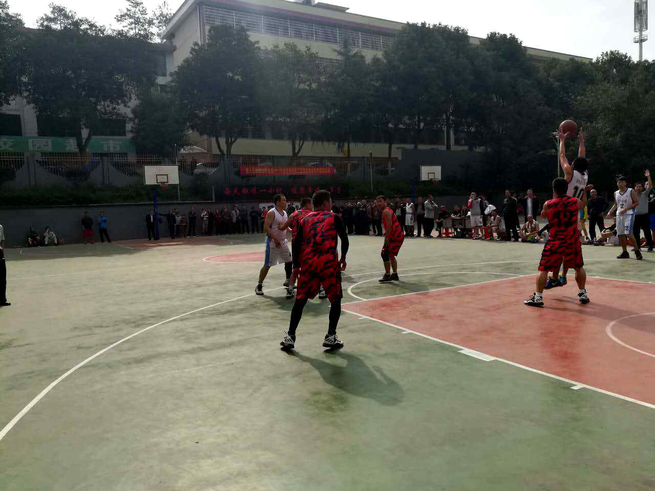 邵阳县工业职业技术学校荣获教育系统县直组蓝球赛第一名