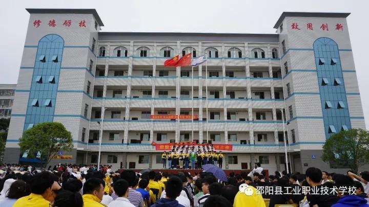 朗诵诗歌迎国庆 翰墨书香润职高