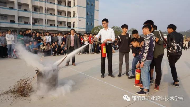 邵阳县工业职业技术学校师生演练“火海逃生”