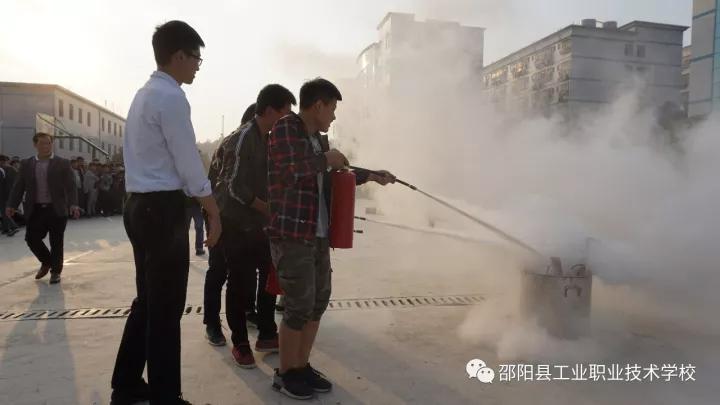 邵阳县工业职业技术学校师生演练“火海逃生”