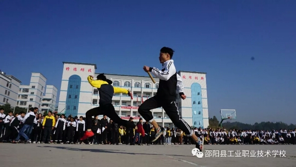 学生在武汉“非遗”大展中表演蓝印花布设计作品
